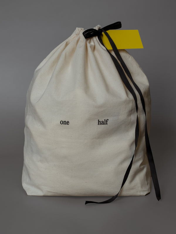 Bolsa de regalo de tela One Half con cinta negra y tarjeta amarilla
