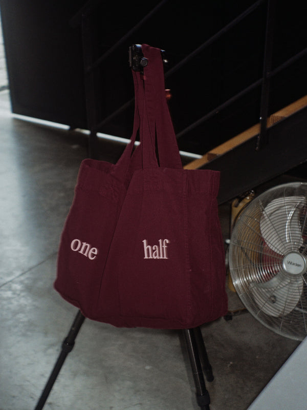 Tote bag color vino en algodón de asas largas con estampado rosado.