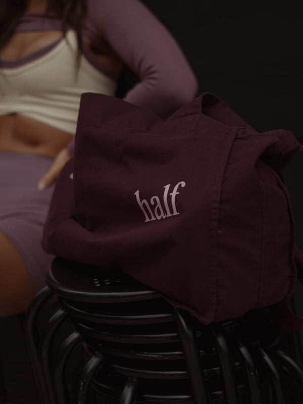 Vista a detalle estampado rosado de tote bag vino.