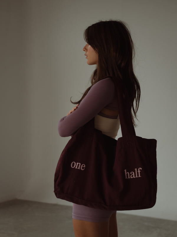 Modelo con tote bag vino tinto de asas largas.