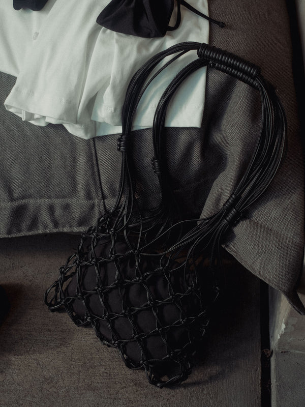 Bolso en macramé color negro con cargaderas y detalles anudados exteriores