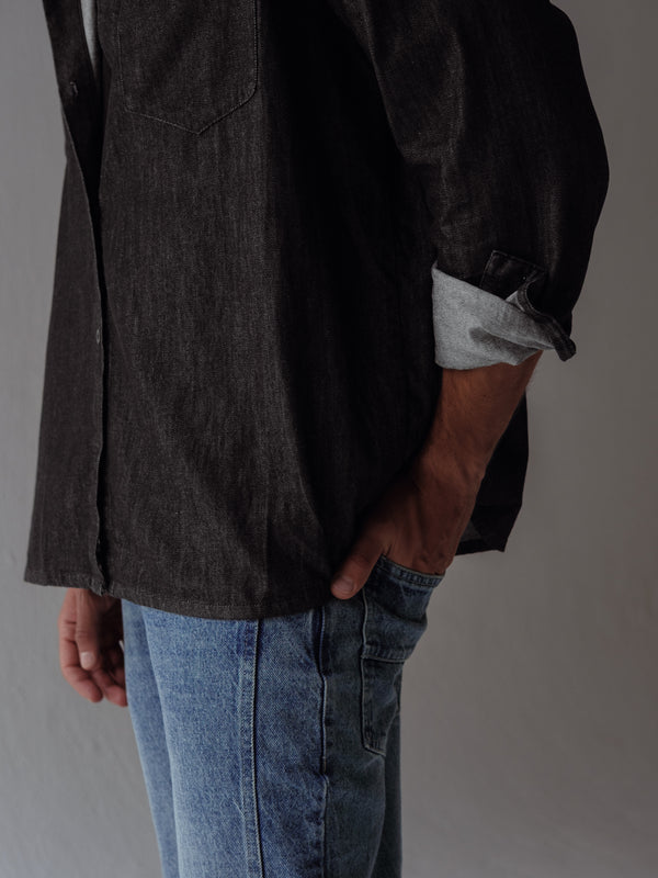 Vista a detalle de lavado de camisa negra denim.