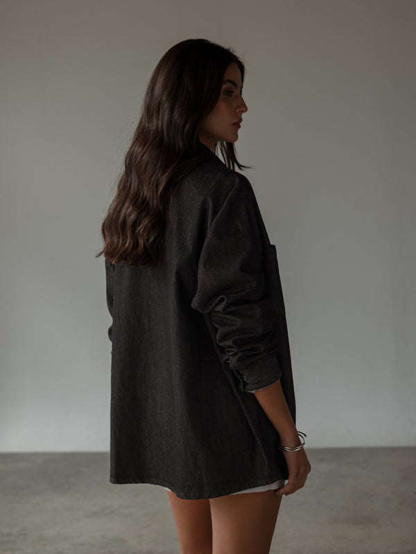 Vista posterior camisa denim oversized negro. 