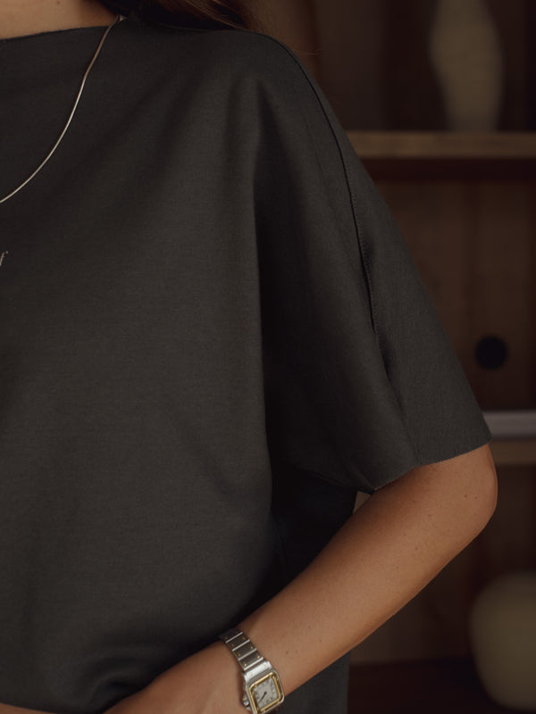 Vista frontal a detalle manga al corte de camiseta gris para mujer.