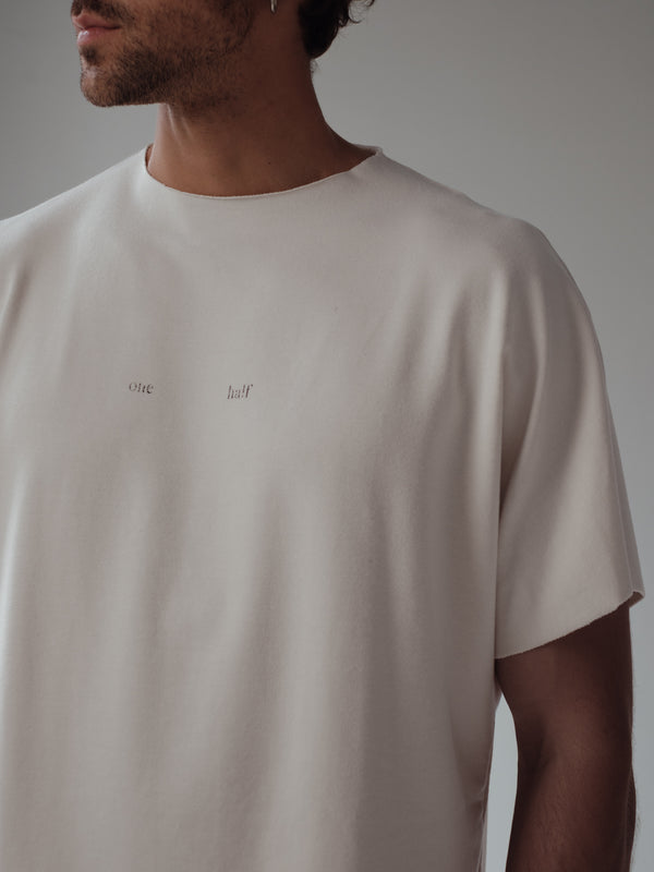 Camiseta crema para hombre con cuello y mangas al corte. 