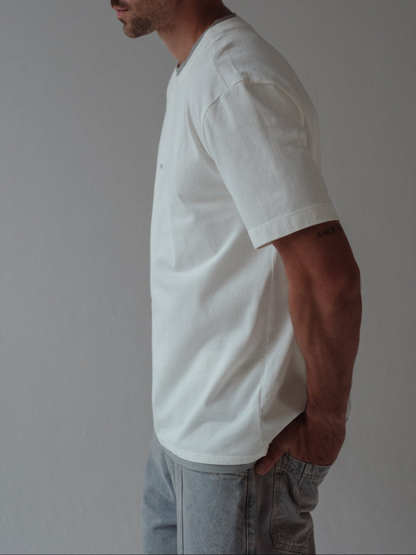 Vista lateral camiseta crudo manga corta fit regular. 