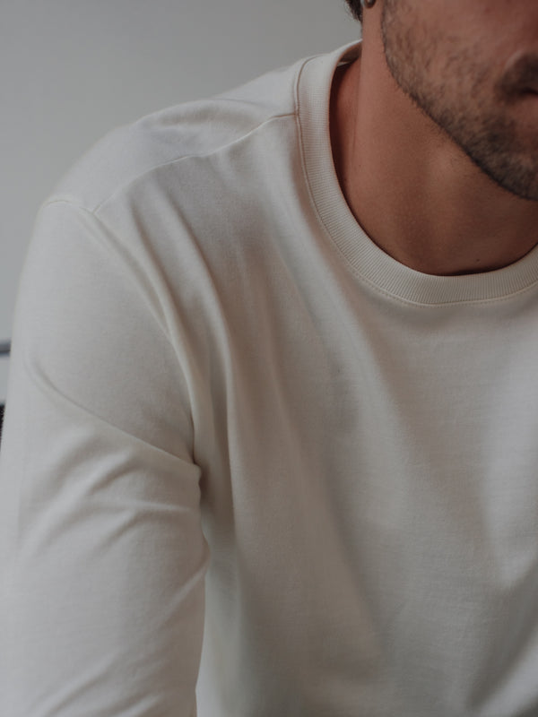 Vista a detalle de camiseta manga larga crudo de cuello redondo fi regular.