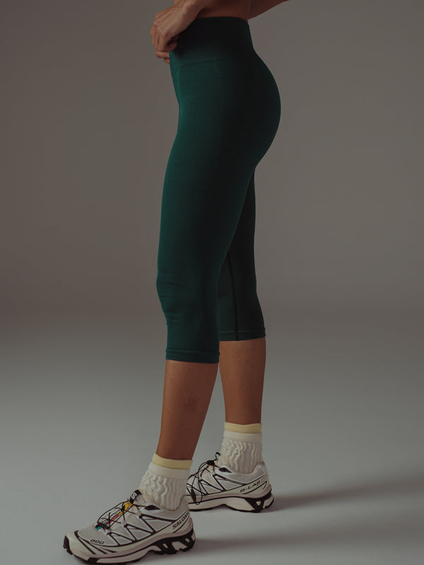BOLD SEAMLESS CAPRI - PINE GREEN