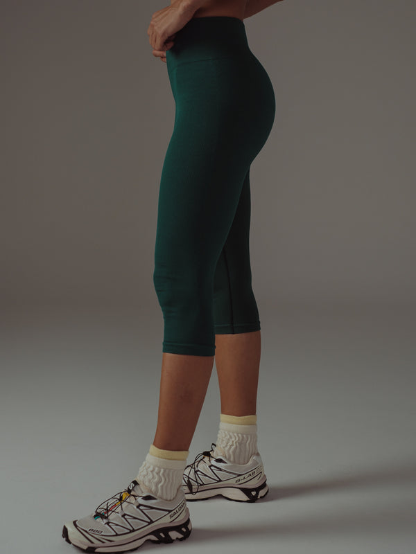 BOLD SEAMLESS CAPRI - PINE GREEN