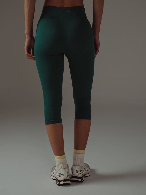 BOLD SEAMLESS CAPRI - PINE GREEN