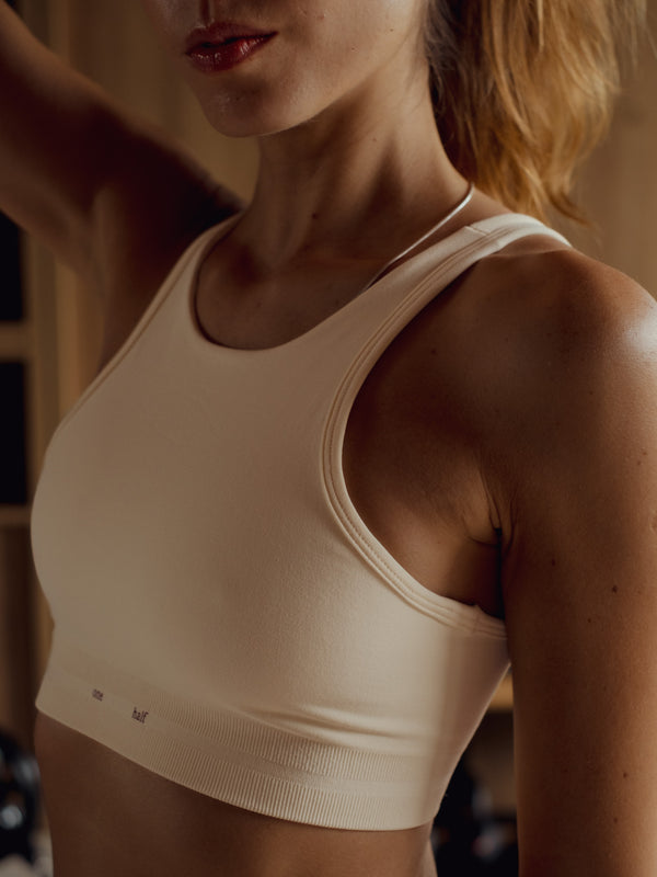 HIGH-PERFORMANCE SEAMLESS CROP TOP - VANILLA