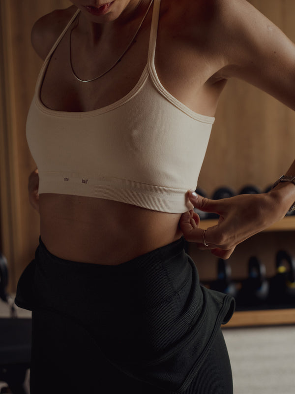 AIRY SEAMLESS CROP TOP - VANILLA