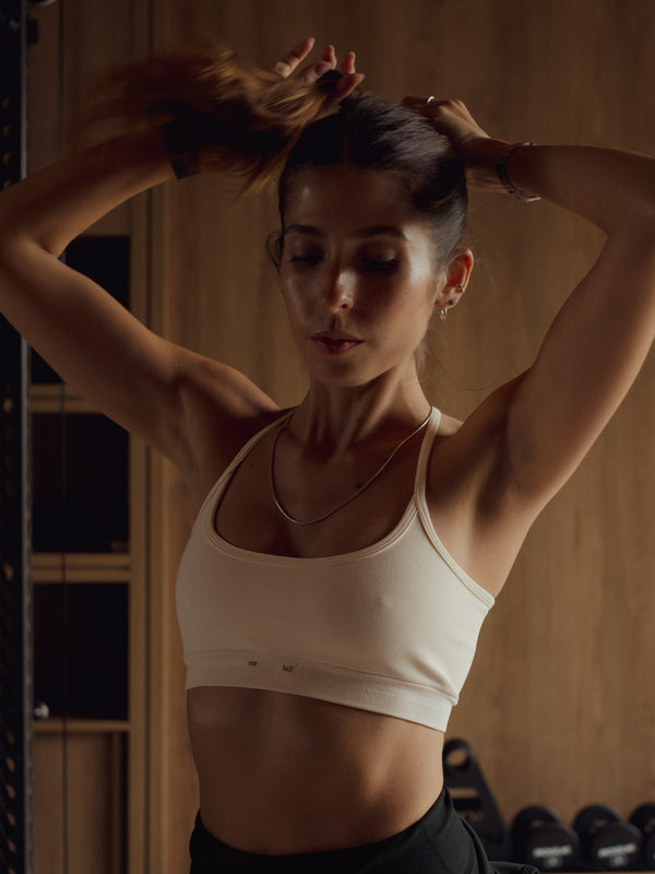 AIRY SEAMLESS CROP TOP - VANILLA