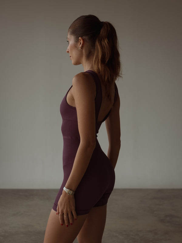 Modelo con enterizo deportivo vino doble escote hacia delante o atrás.