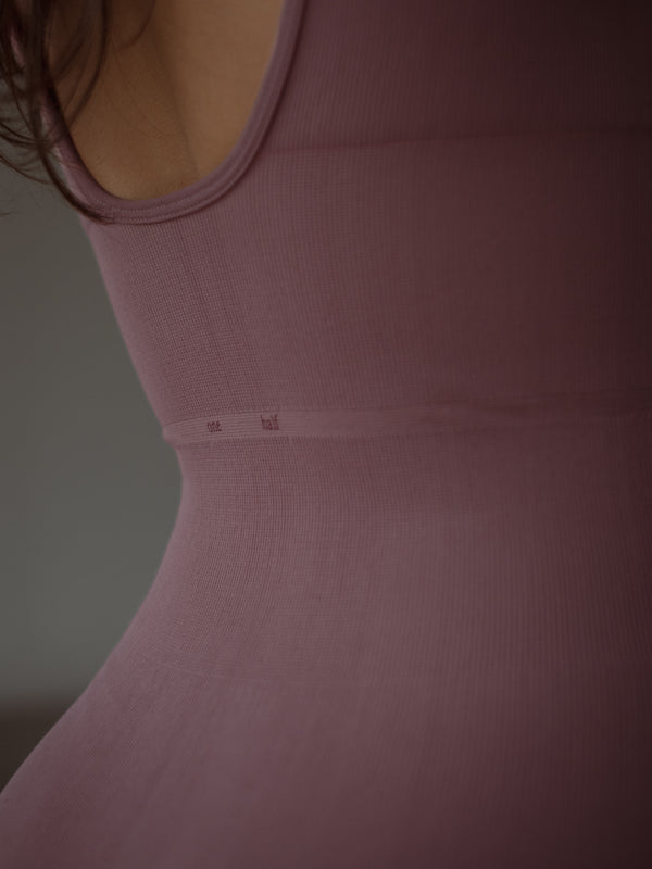 Vista a detalle estampado "One Half" posterior de enterizo rosado.