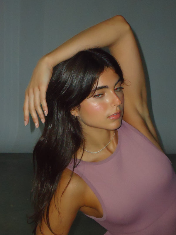 Modelo con enterizo deportivo rosado manga sisa en poliamida.