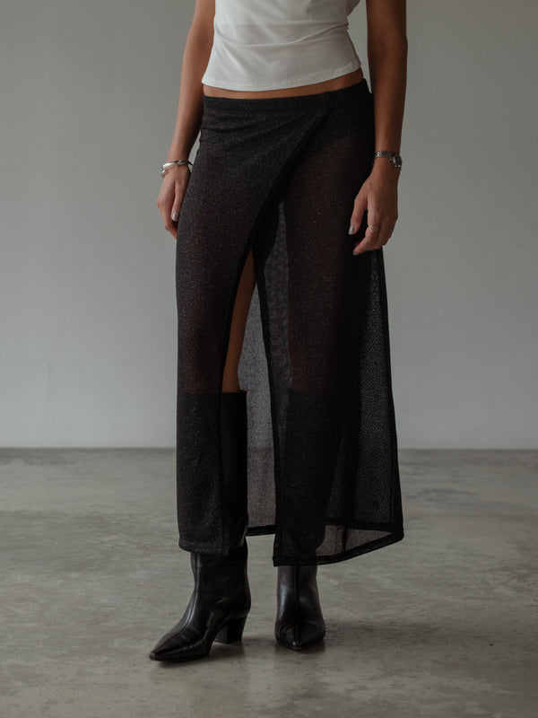 Vista frontal de falda negra con transparencia y brillos. 