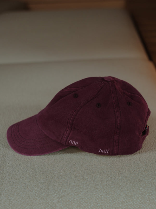 Vista lateral de gorra clásica vino con ajuste posterior bordado "One Half".