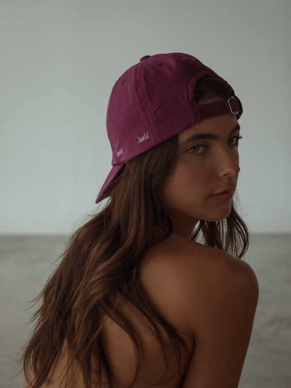 Modelo con gorra vino de ajuste posterior con correa graduable.