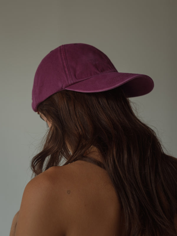 Modelo usando gorra clásica vino ajustable.