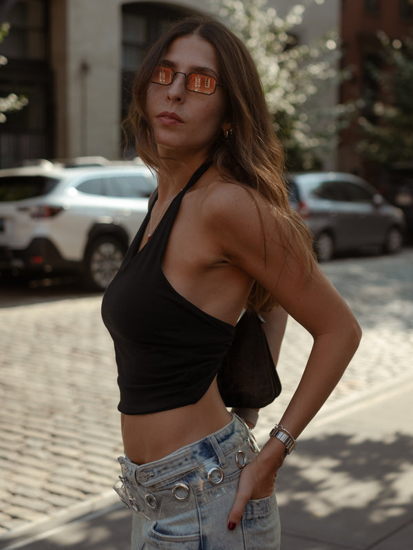 Vista posterior detallada top negro cruzado con escote U.