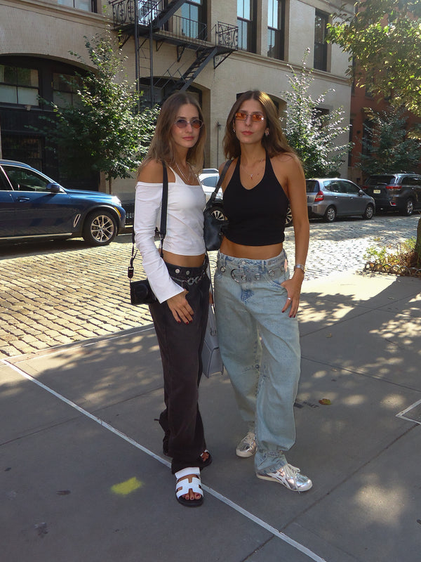 Dos modelos en la calle usando prendas “One Half”