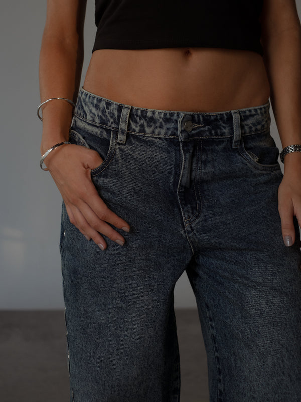 LOW CROSS JEAN - EYELETES ON DARK BLUE