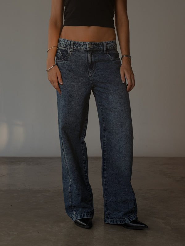 LOW CROSS JEAN - EYELETES ON DARK BLUE