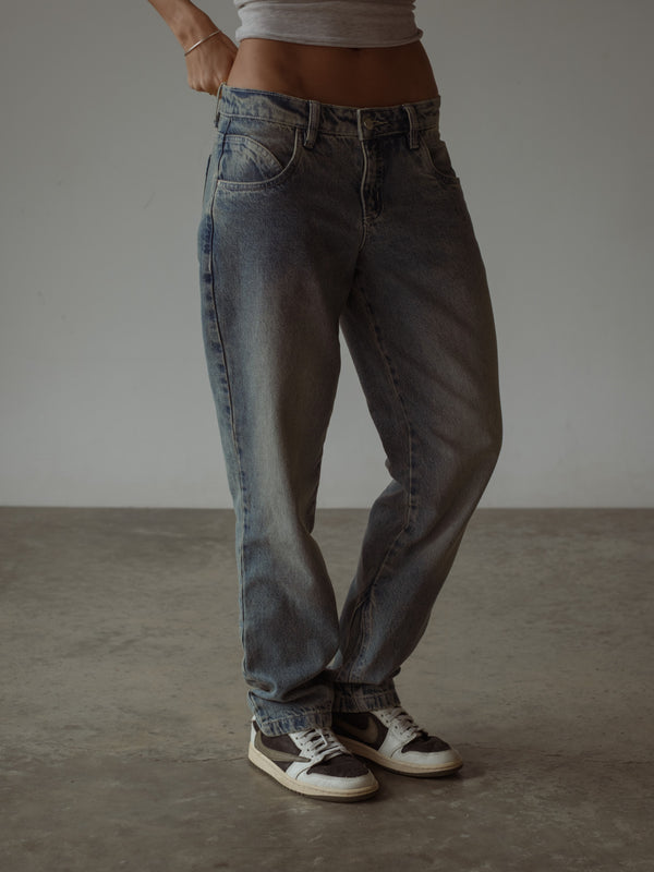 LOW STRAIGHT JEAN - MEDIUM DIRTY BLUE