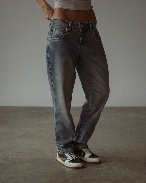 LOW STRAIGHT JEAN - MEDIUM DIRTY BLUE