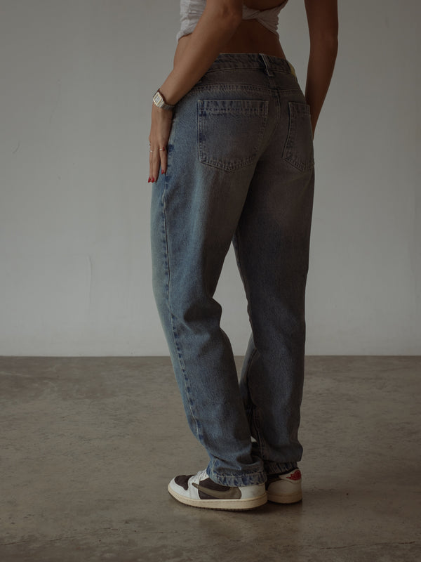 LOW STRAIGHT JEAN - MEDIUM DIRTY BLUE