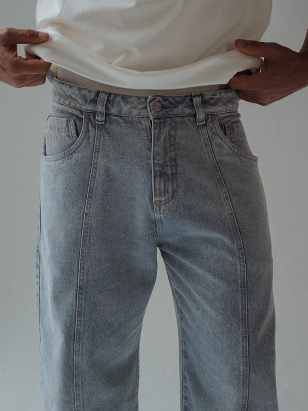 Vista a detalle pretina y costuras frontales de jean ancho azul claro. 