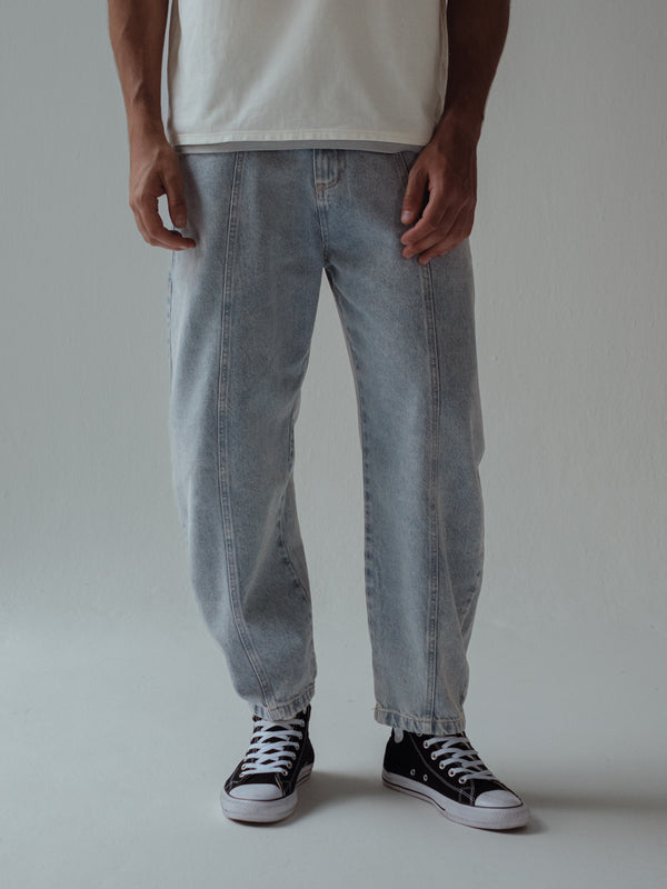 Vista frontal de jean de pierna ancha azul claro para hombre. 