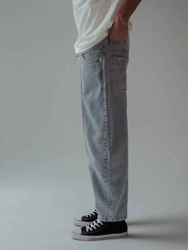 Vista posterior jean azul claro de pierna ancha para hombre.