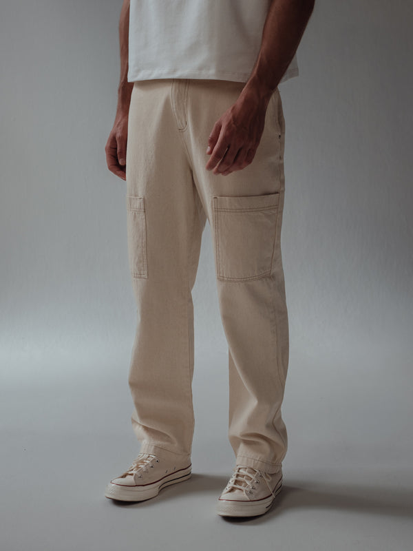 Modelo usando jean crema con bolsillos frontales. 