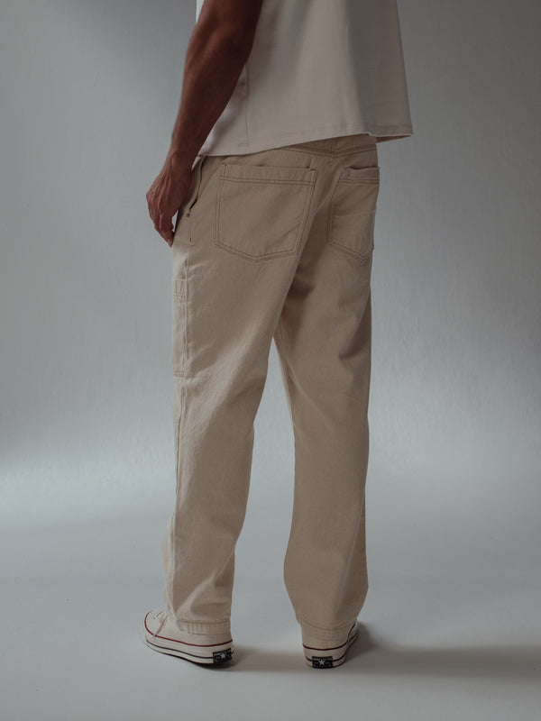 Vista posterior jean crema con bolsillos. 