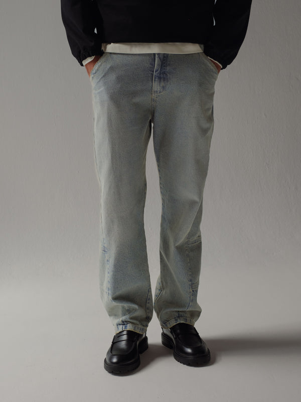 Jean azul claro con costuras en la bota para hombre.