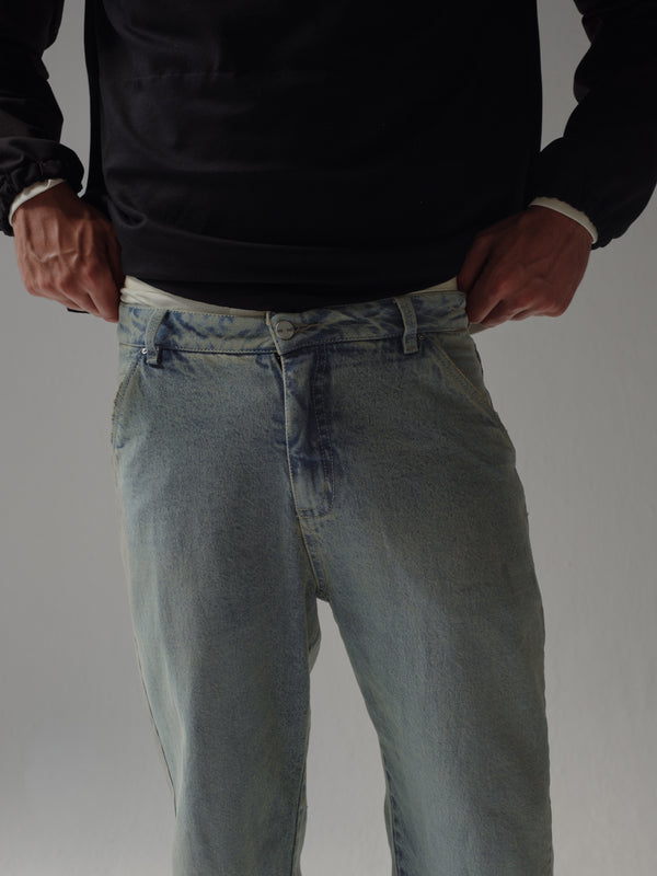 Vista a detalle pretina de jean azul con lavado ahumado para hombre. 