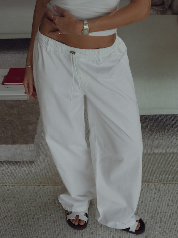 Jean crudo con elástico y Cordón en pretina para ajustar, bota ancha.