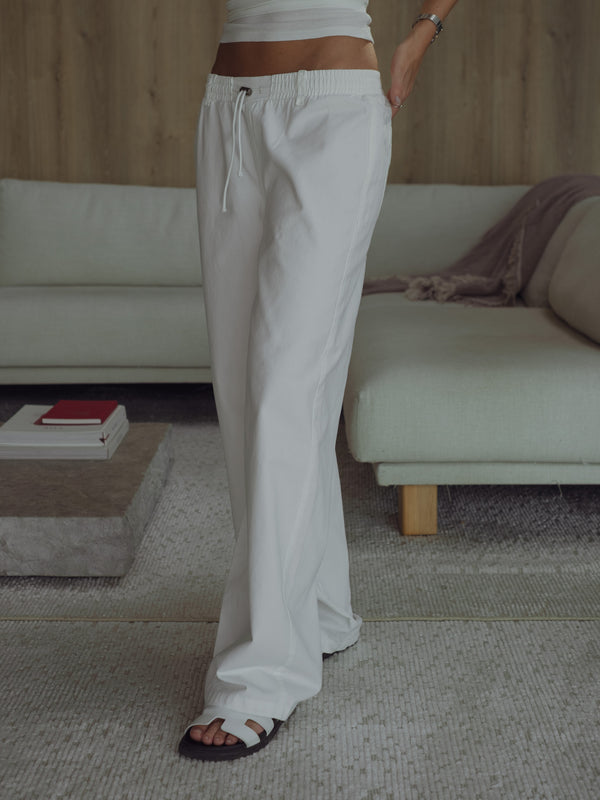 Modelo usando jean bota recta crudo bota ancha y pretina con elástico. 