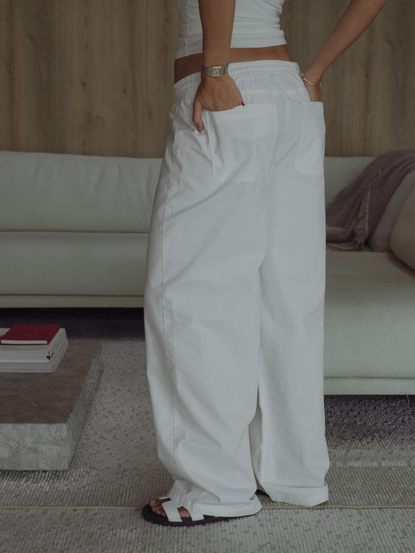 Vista posterior de jean crudo bota ancha con bolsillos posteriores. 