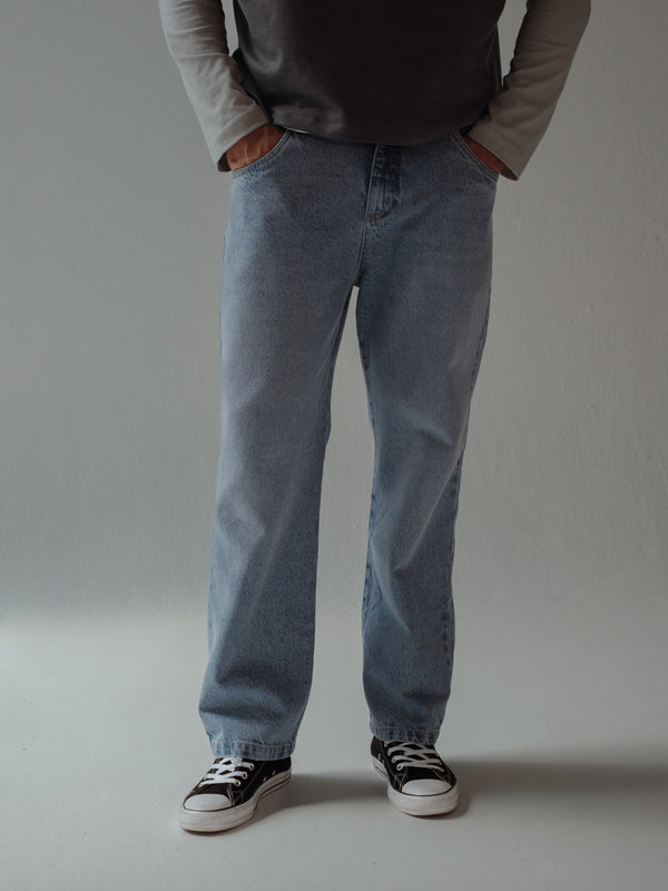 Modelo usando jean bota recta azul claro. 