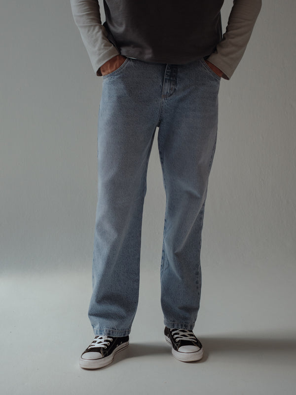 Modelo usando jean bota recta azul claro. 