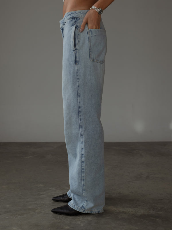 Vista lateral de jean azul claro con bolsillos.