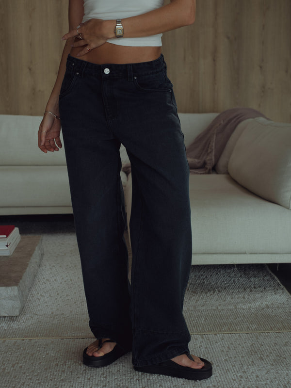 Vista frontal jean negro azul bota ancha para mujer.