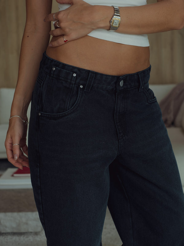 Vista frontal a detalle de pretina de jean negro azul para mujer.