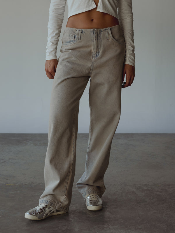 Vista delantera jean claro ancho sin pretina bota recta.