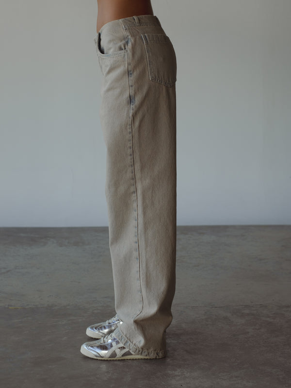 Vista lateral jean claro bota recta con bolsillos laterales y posteriores.