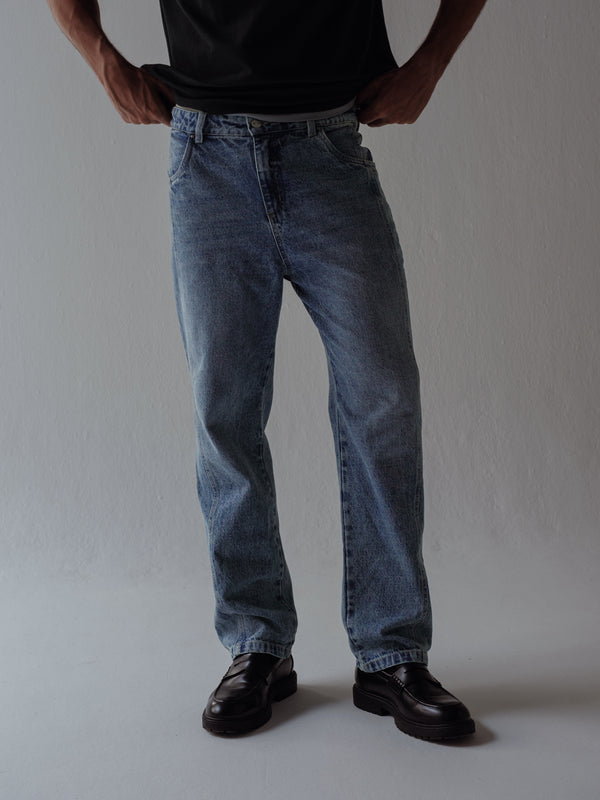 Vista frontal jean azul clásico para hombre.