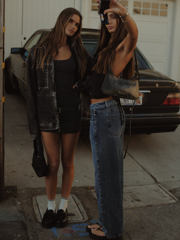 Dos modelos tomándose una foto usando ropa casual para mujer.